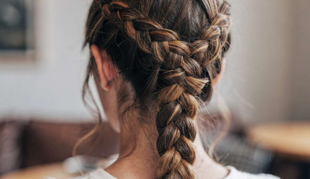 Maîtrisez la tresse hollandaise : guide coiffure pour débutants