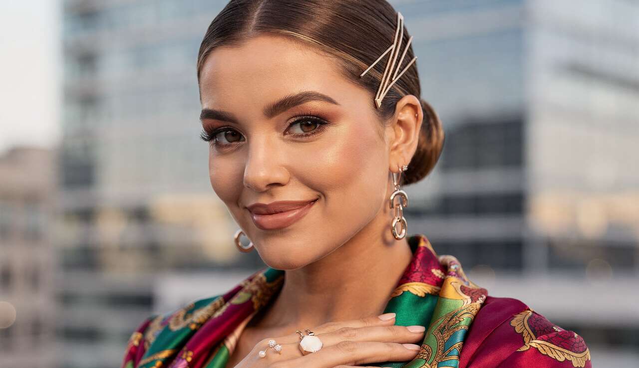 Transformer un chignon strict en look d&eacute;contract&eacute;