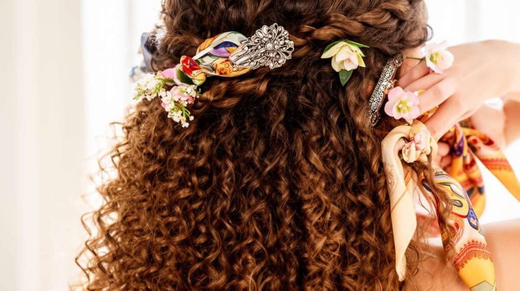 Accessoires incontournables pour sublimer les cheveux crépus longs